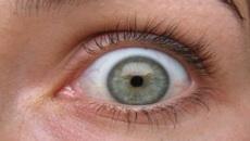 Man used massage gun on his tired eyeballs. It went as well as you'd expect.