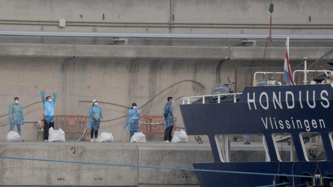 Passengers from hantavirus ship arrive in US; 3 people in biocontainment