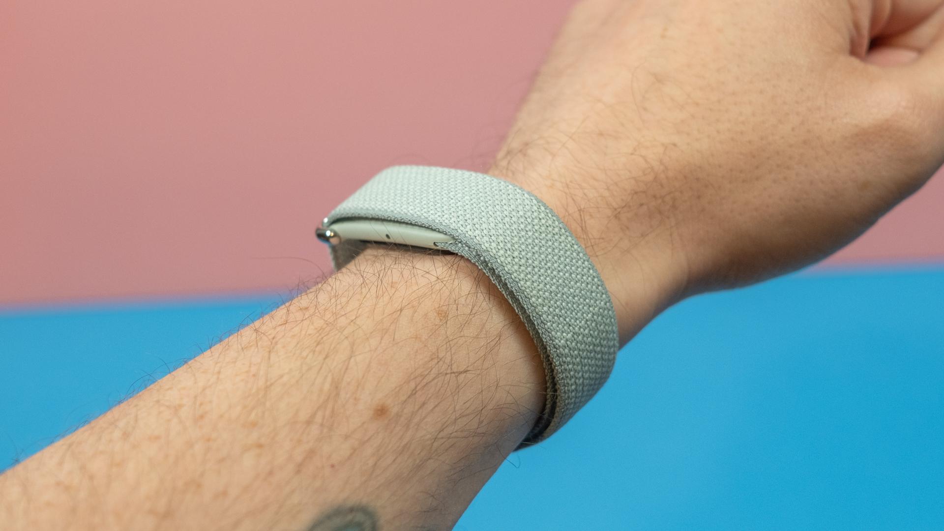 The Fitbit Air is a good wearable weighed down by a chatty AI "coach"