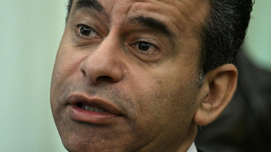 FDA chief resigns after Trump admin forced approval of fruity e-cigs