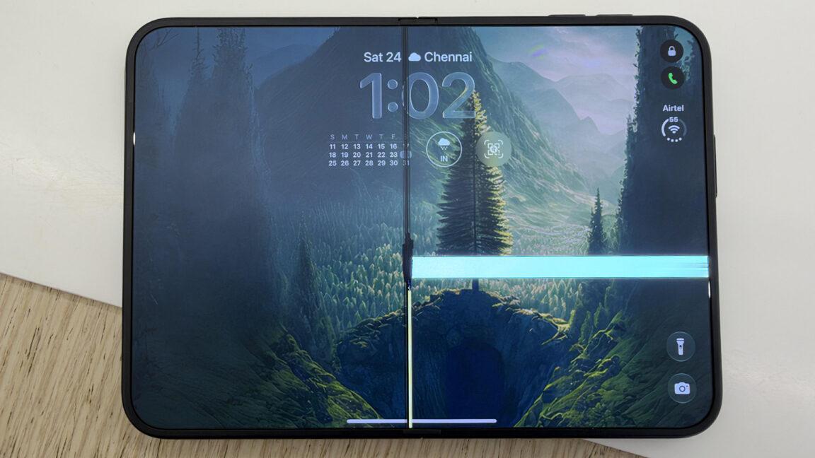 Some iPhone Duo screens are already failing, Apple says only a "small number" are affected