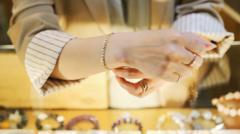 Demand for online jewellery boosts December retail sales